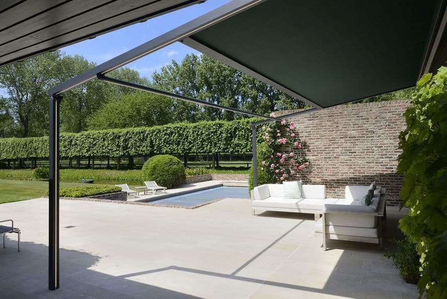 Utemöbler under en pergola i grönt material